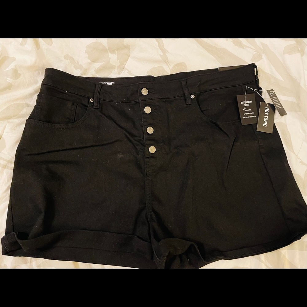 NWT Hot Topic plus size Black shorts